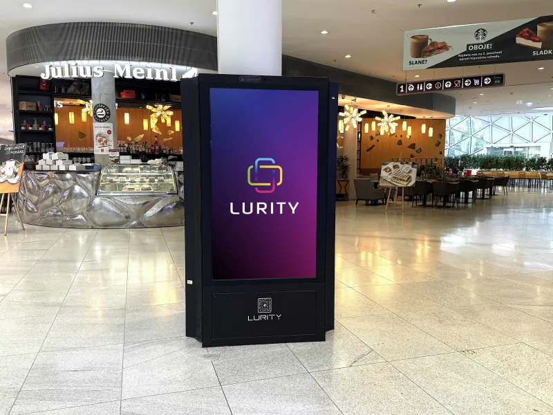 DOOH screen in shopping mall