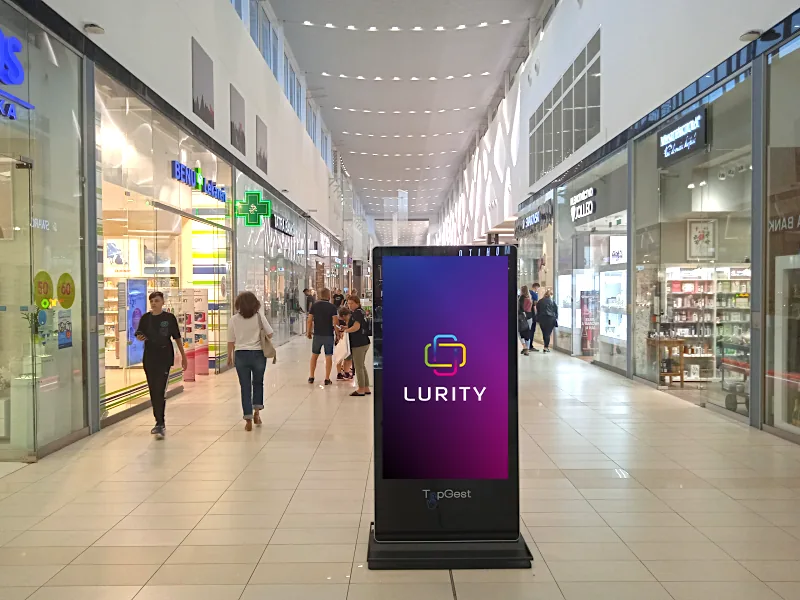 DOOH screen in shopping corridor